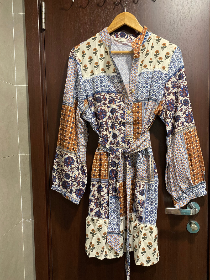 Robe de chemise ceinturée des fleurs de plante de plante d'occasion