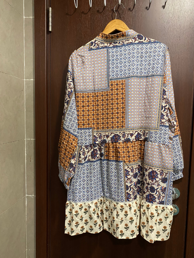 Robe de chemise ceinturée des fleurs de plante de plante d'occasion