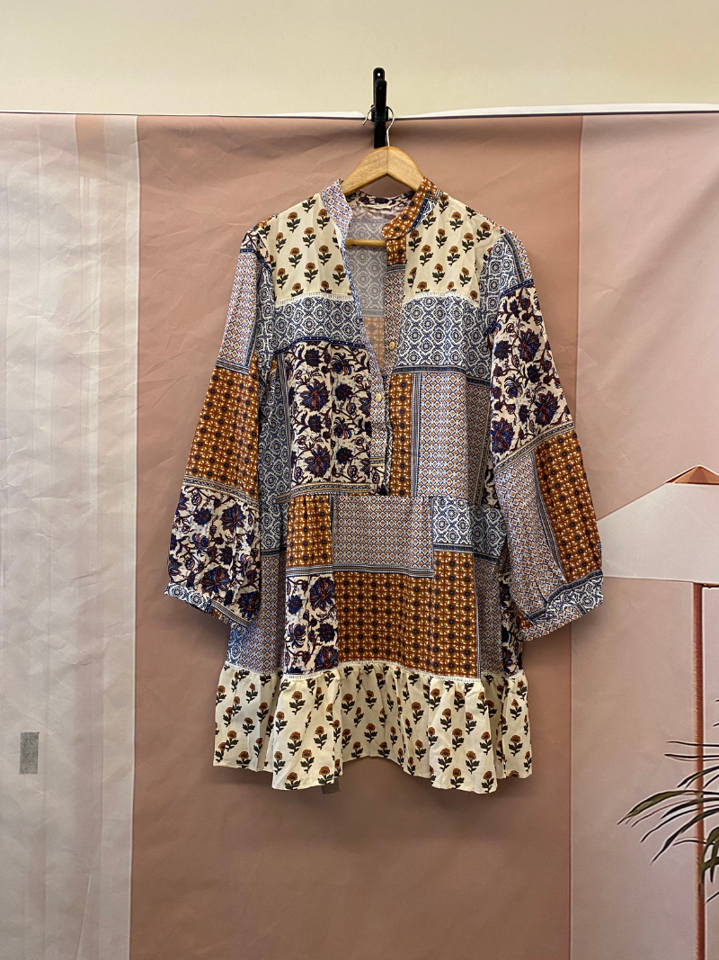 Robe de chemise ceinturée des fleurs de plante de plante d'occasion