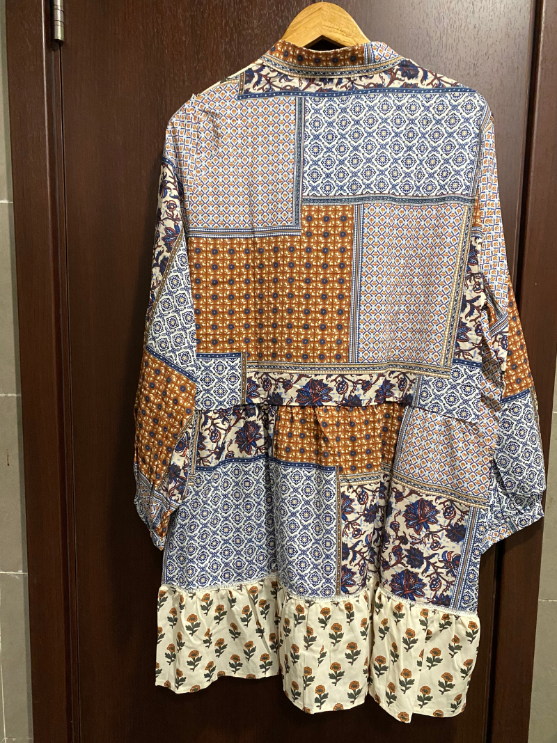 Robe de chemise ceinturée des fleurs de plante de plante d'occasion