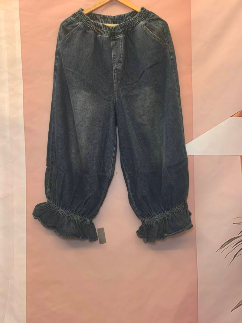 Femme d'été classique en denim décontracté et plissé de fond