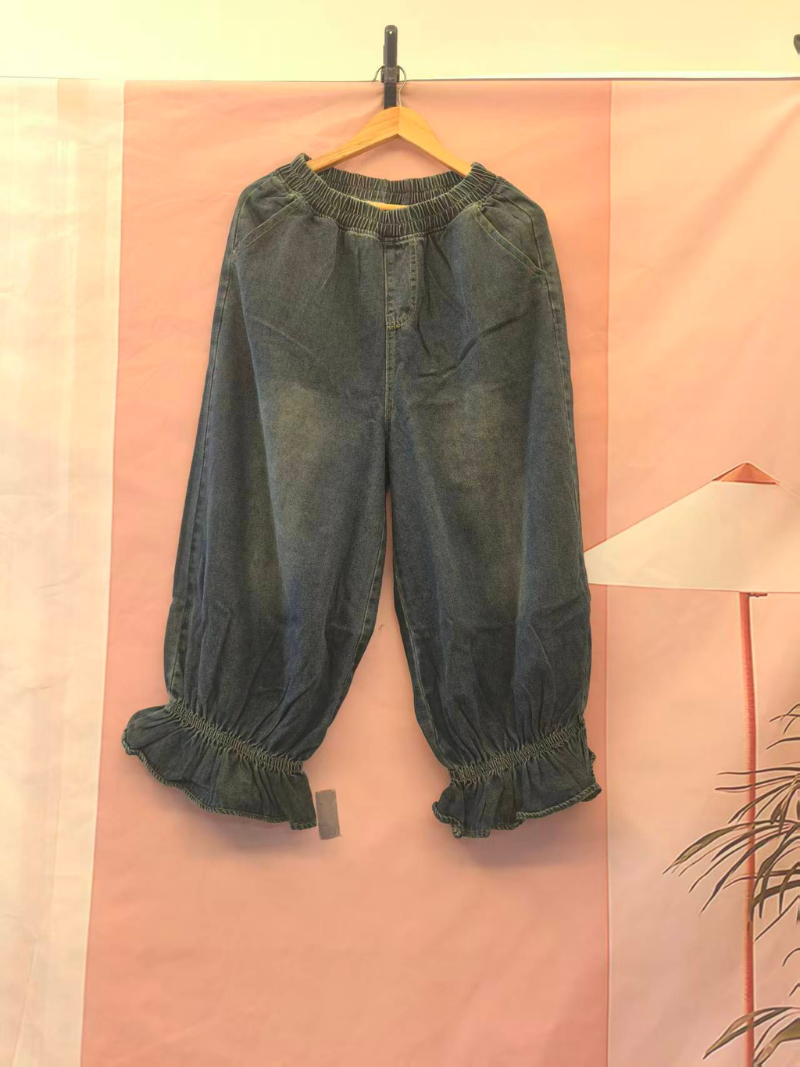 Femme d'été classique en denim décontracté et plissé de fond