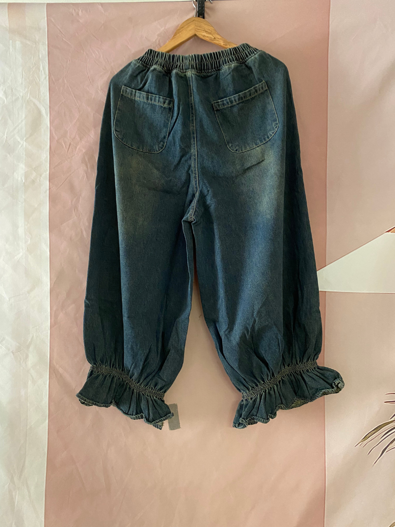 Femme d'été classique en denim décontracté et plissé de fond