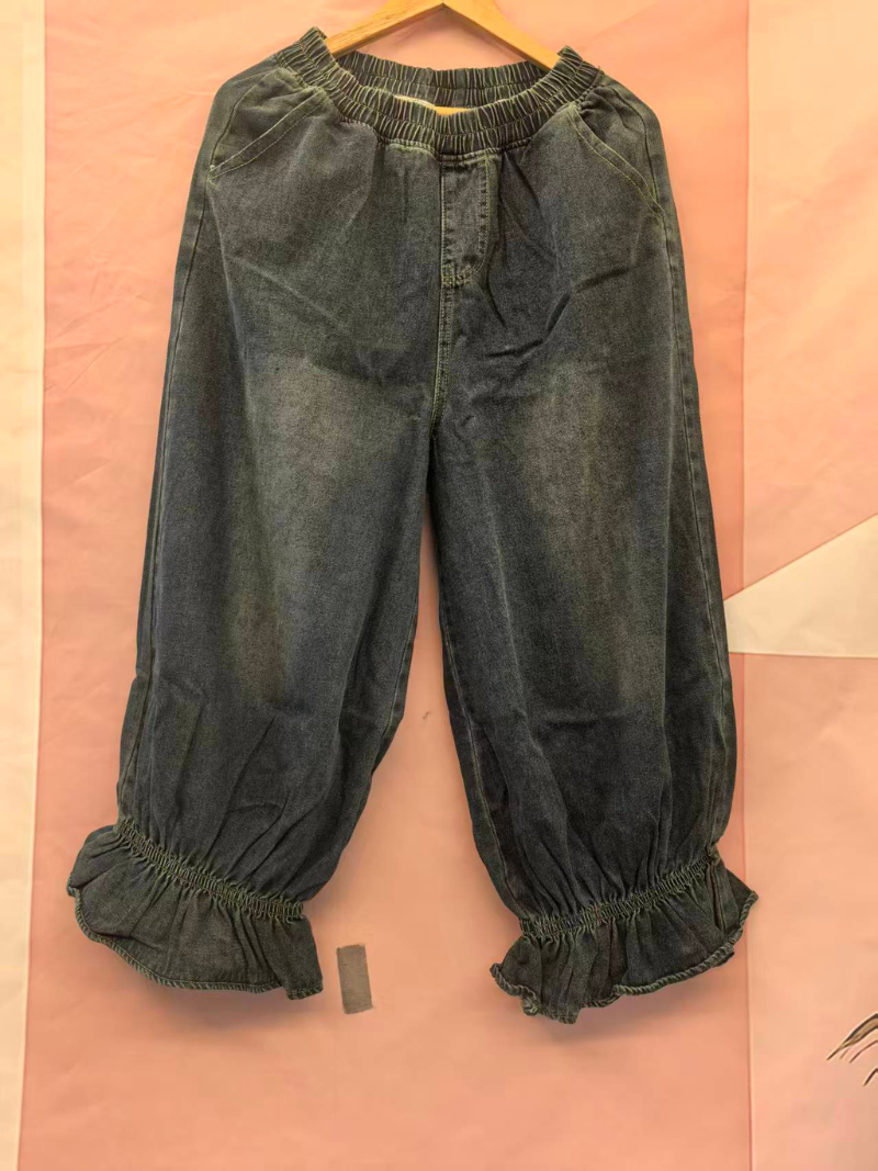 Femme d'été classique en denim décontracté et plissé de fond