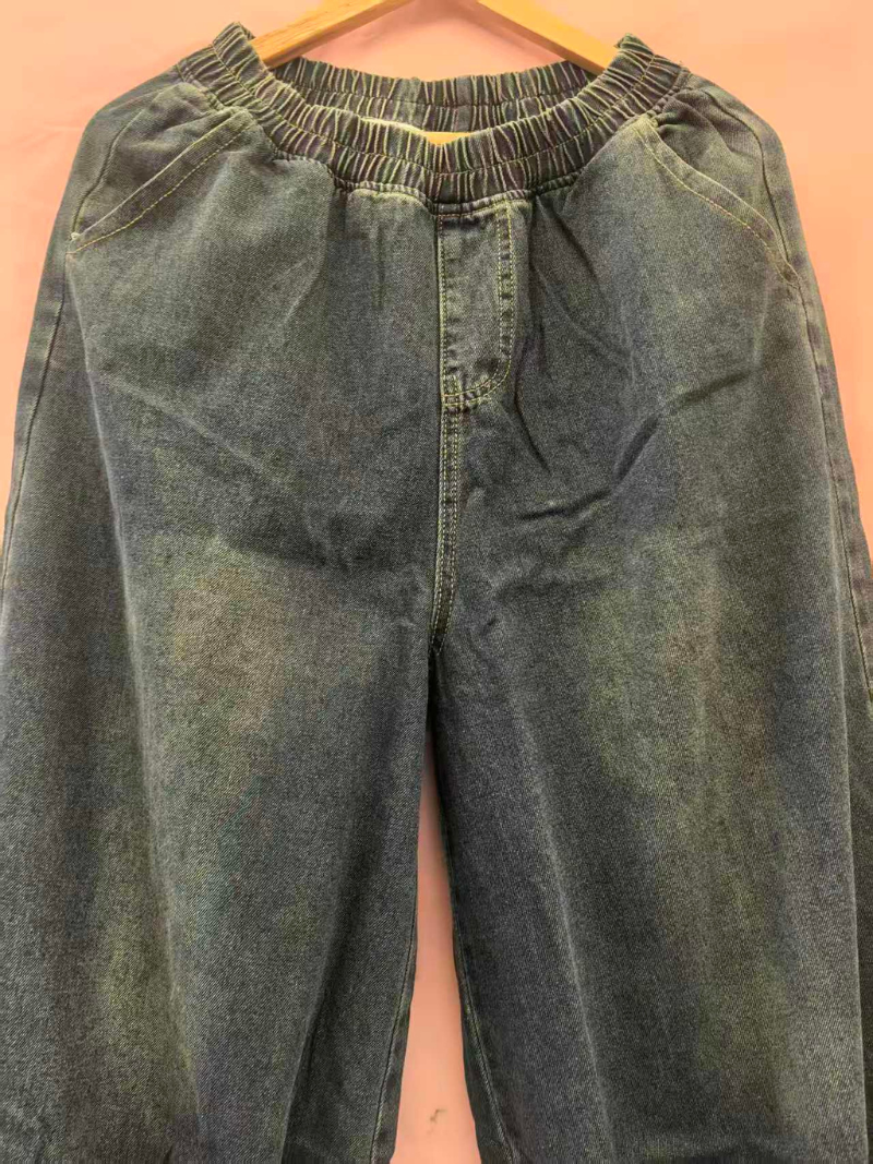 Femme d'été classique en denim décontracté et plissé de fond