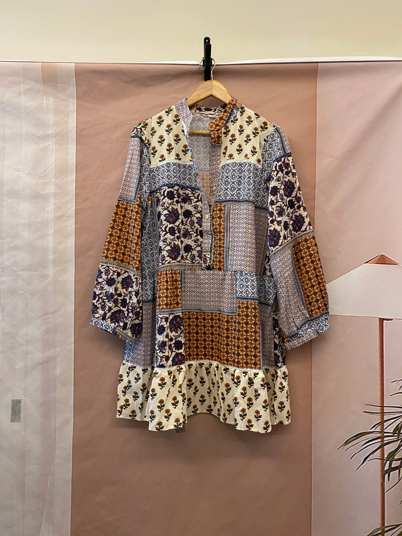 Robe de chemise ceinturée des fleurs de plante de plante d'occasion