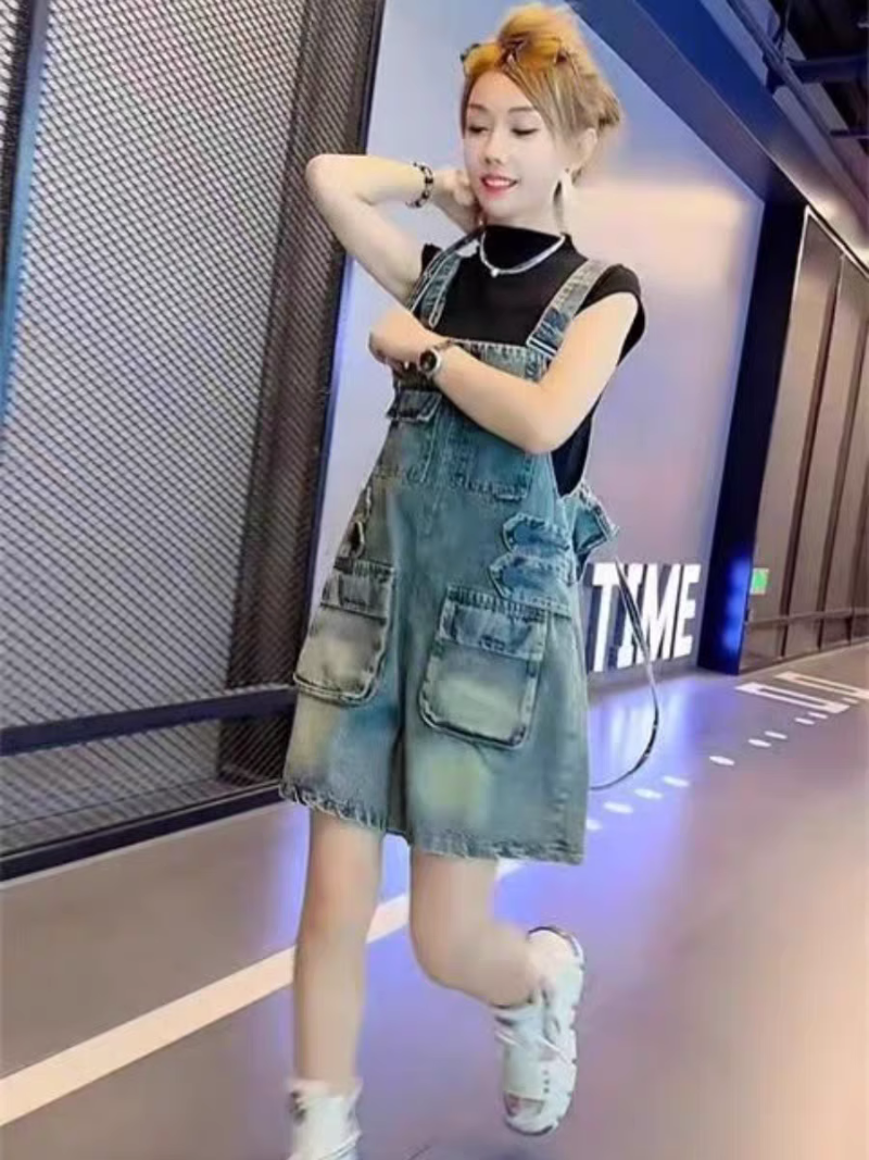 Salle élégante et ampoule des femmes