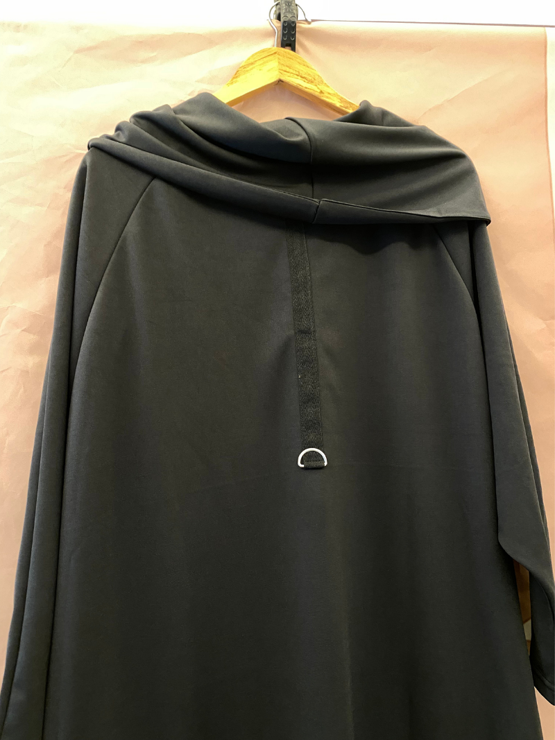 Top à capuche moderne de la Cape de la longueur des femmes