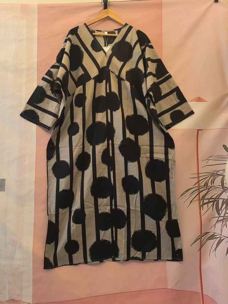 La fête à la mode d'été des femmes porte une robe en kaftan lâche