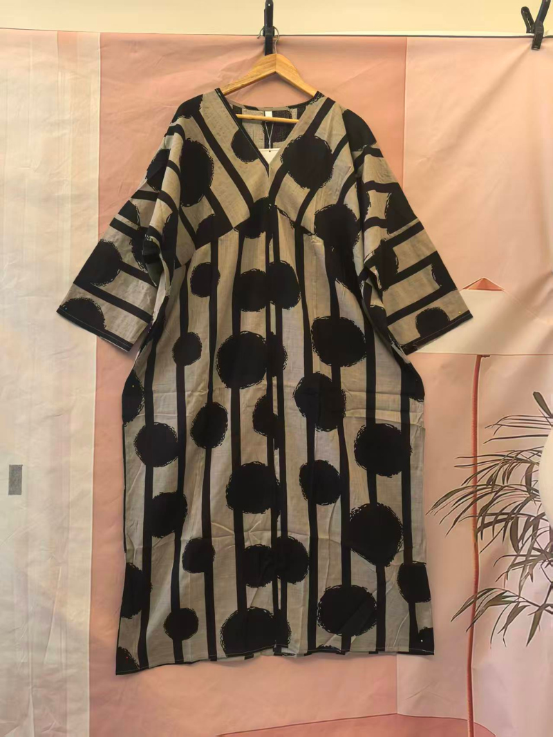 La fête à la mode d'été des femmes porte une robe en kaftan lâche