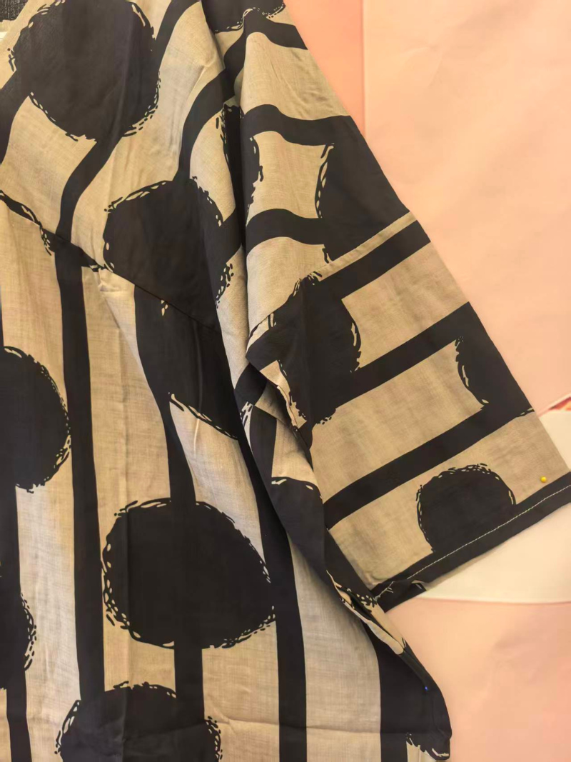 La fête à la mode d'été des femmes porte une robe en kaftan lâche