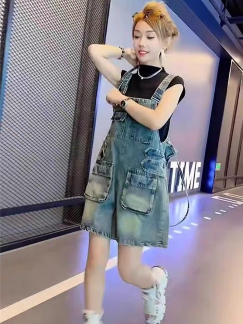 Salle élégante et ampoule des femmes