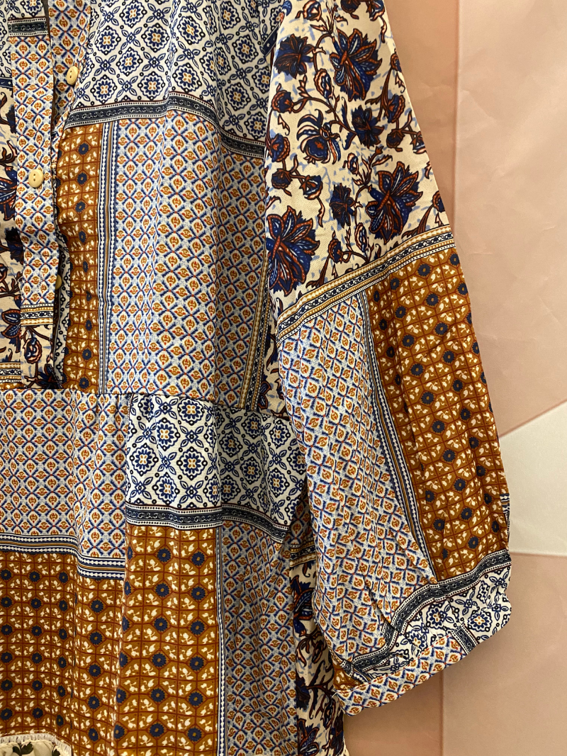 Robe de chemise ceinturée des fleurs de plante de plante d'occasion