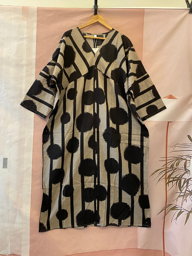 La fête à la mode d'été des femmes porte une robe en kaftan lâche