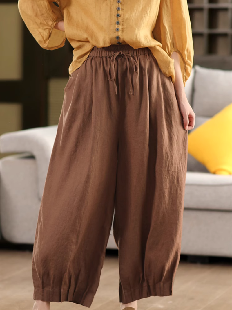 Style artistique des femmes et fond de couleur unie cool