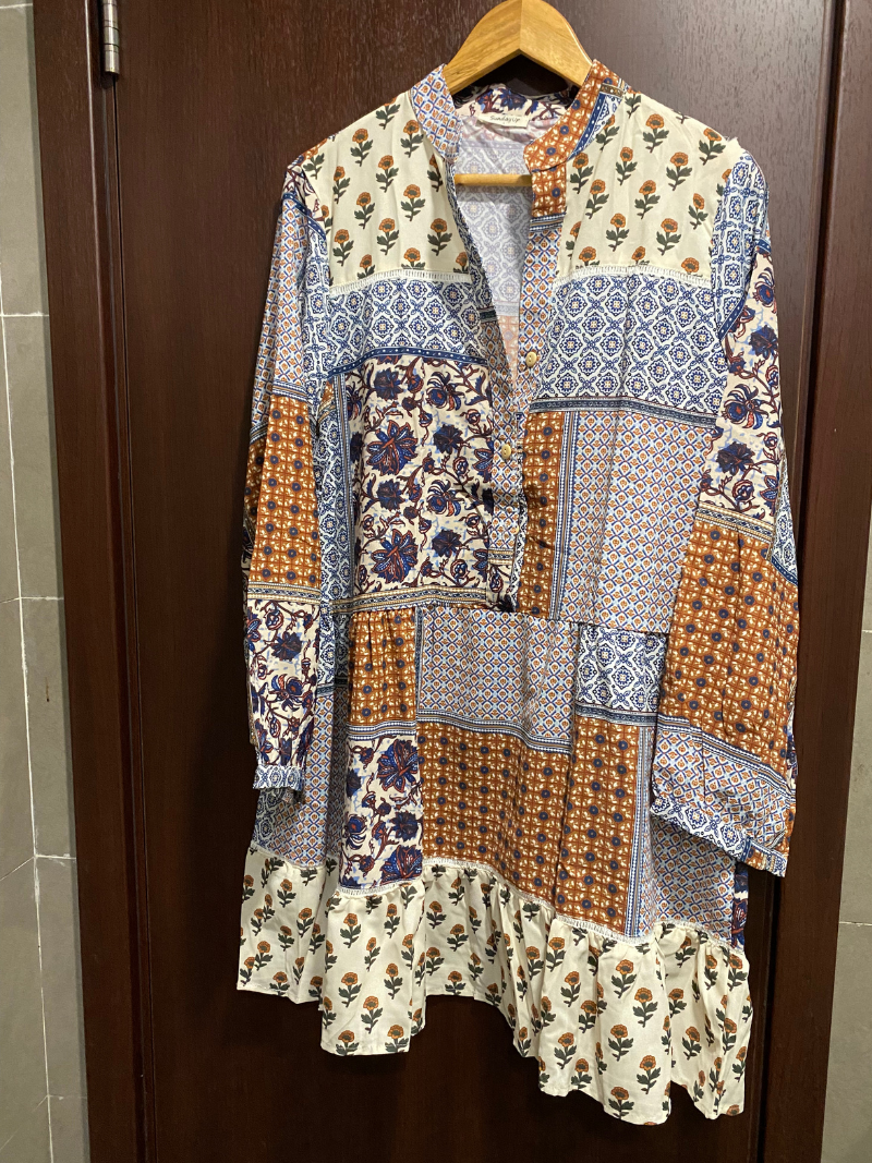 Robe de chemise ceinturée des fleurs de plante de plante d'occasion