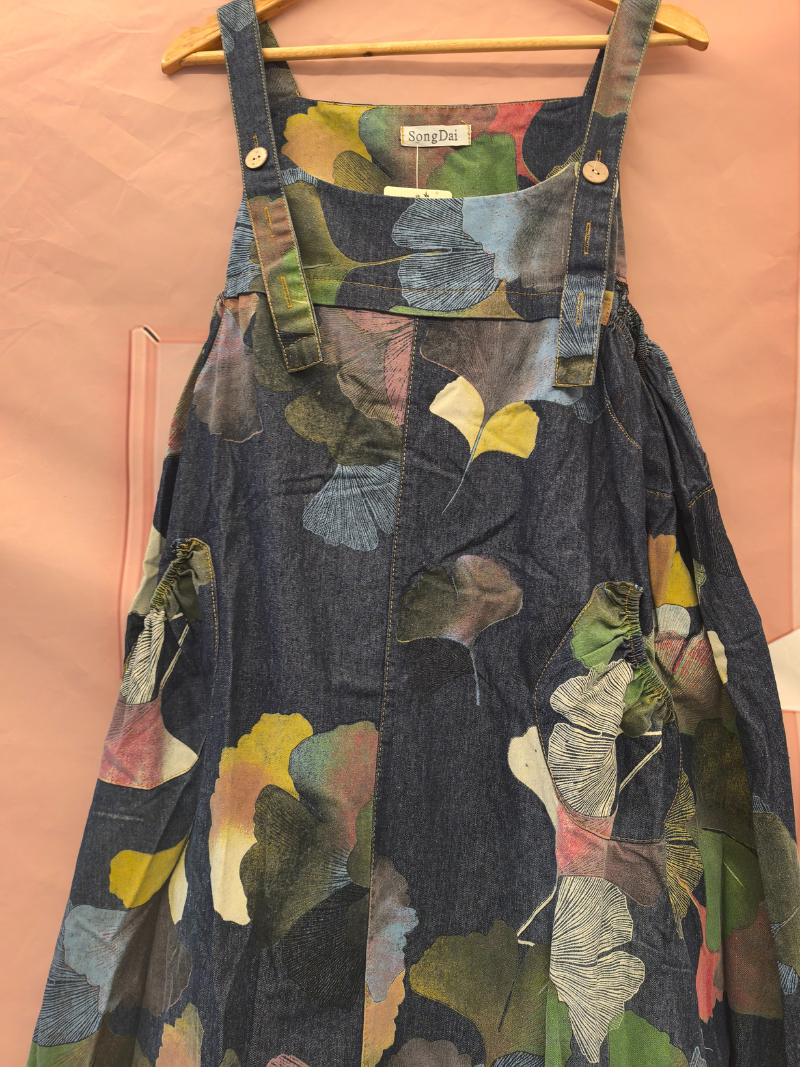  Women's Floral-patterned denim overalls 