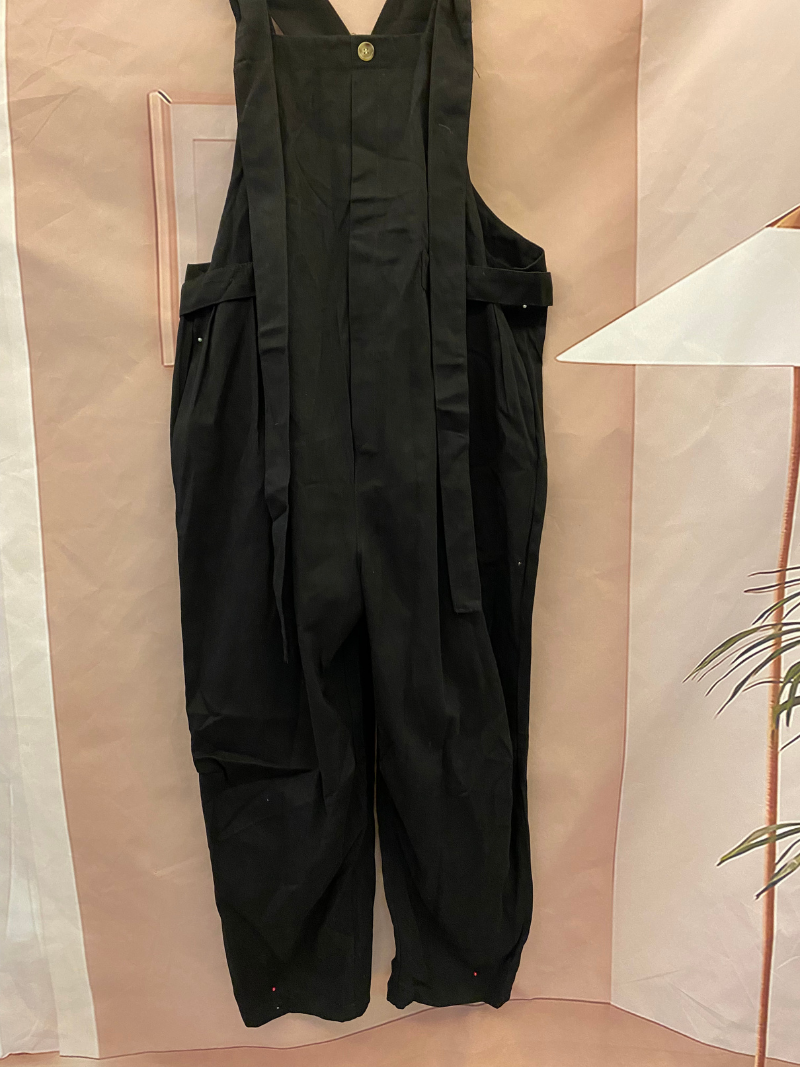 Séjour féminin élégant et à l'aise avec la salopette décontractée