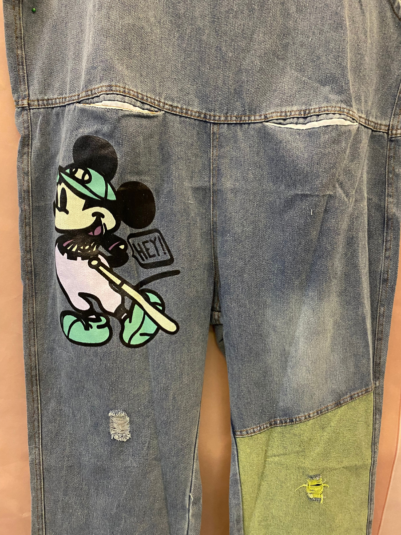 Ma bande dessinée de denim de cœur battant dans l'ensemble dungaree