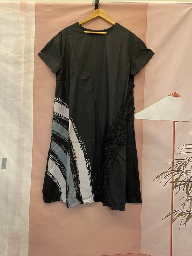 Künstlerisches asymmetrisches Midikleid mit Pinselstrichmuster und Rüscheneinsatz in Schwarz 