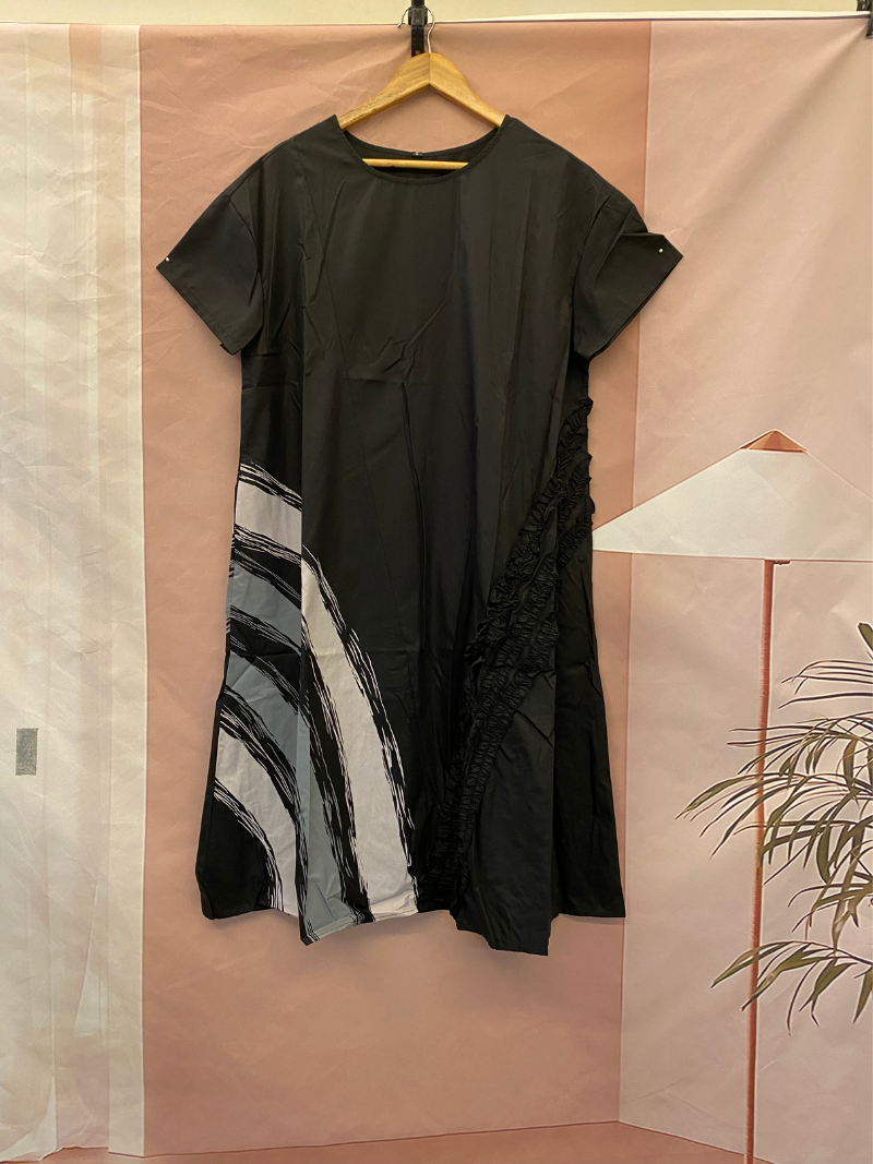 Künstlerisches asymmetrisches Midikleid mit Pinselstrichmuster und Rüscheneinsatz in Schwarz 