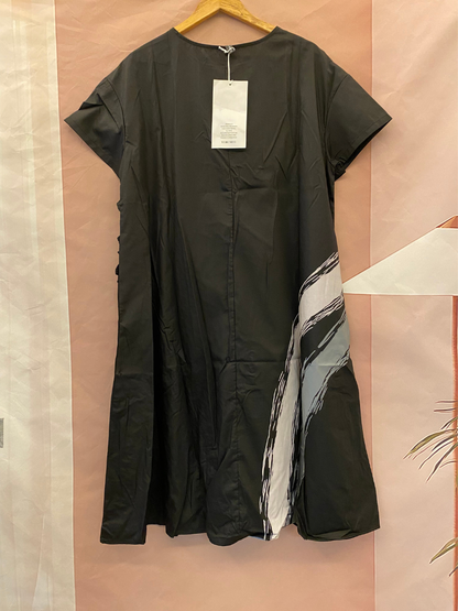 Künstlerisches asymmetrisches Midikleid mit Pinselstrichmuster und Rüscheneinsatz in Schwarz 