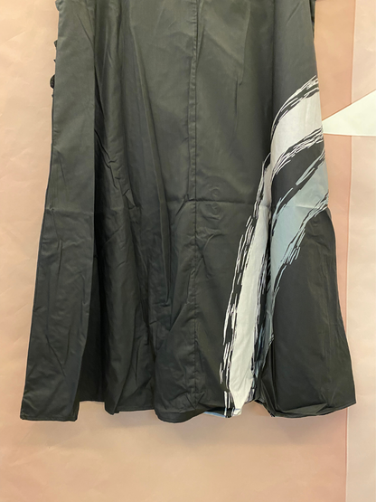 Künstlerisches asymmetrisches Midikleid mit Pinselstrichmuster und Rüscheneinsatz in Schwarz 