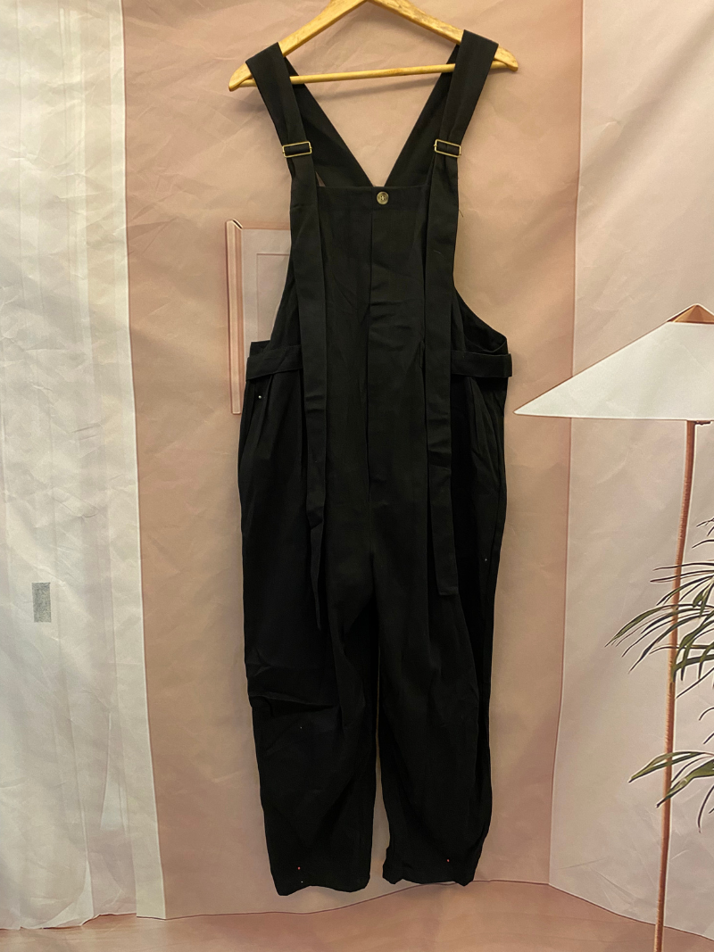 Séjour féminin élégant et à l'aise avec la salopette décontractée