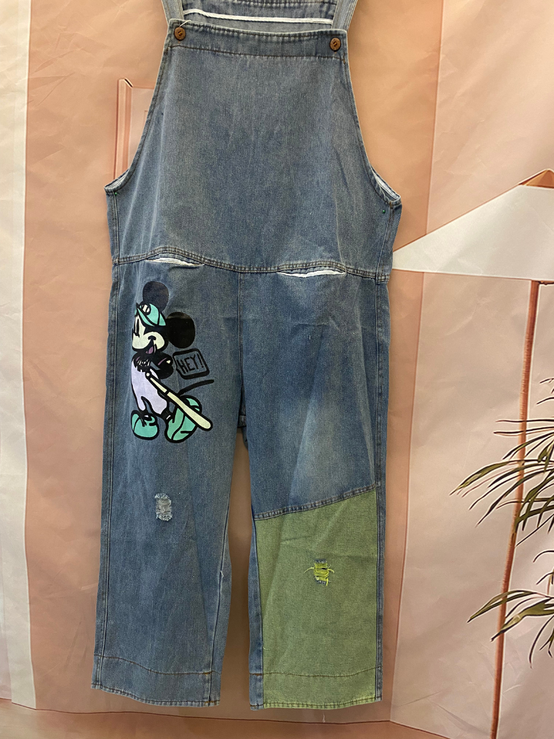 Ma bande dessinée de denim de cœur battant dans l'ensemble dungaree