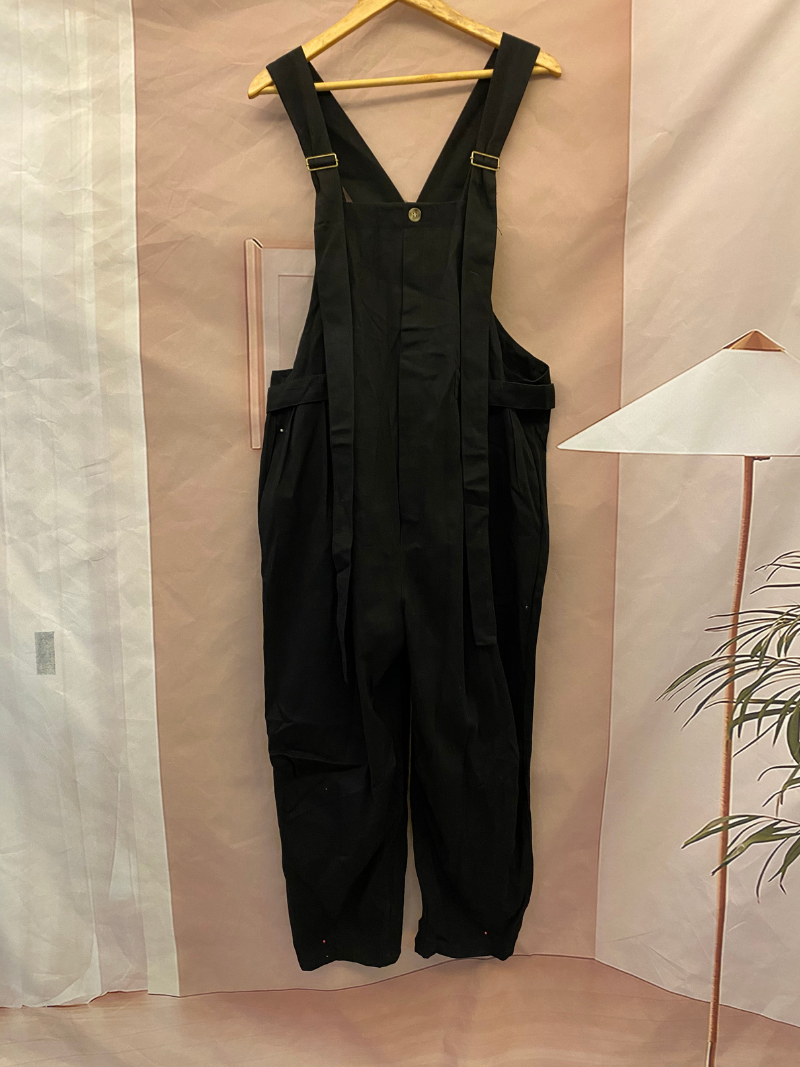 Séjour féminin élégant et à l'aise avec la salopette décontractée