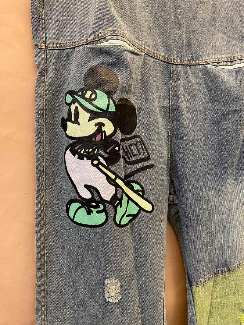 Ma bande dessinée de denim de cœur battant dans l'ensemble dungaree