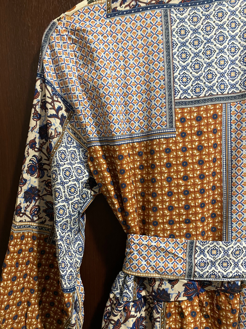 Robe de chemise ceinturée des fleurs de plante de plante d'occasion