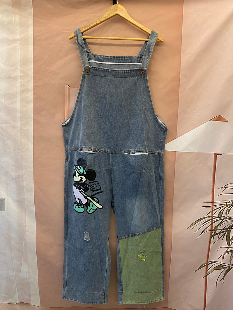 Ma bande dessinée de denim de cœur battant dans l'ensemble dungaree