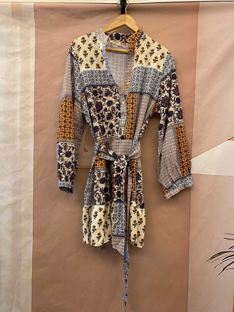 Robe de chemise ceinturée des fleurs de plante de plante d'occasion