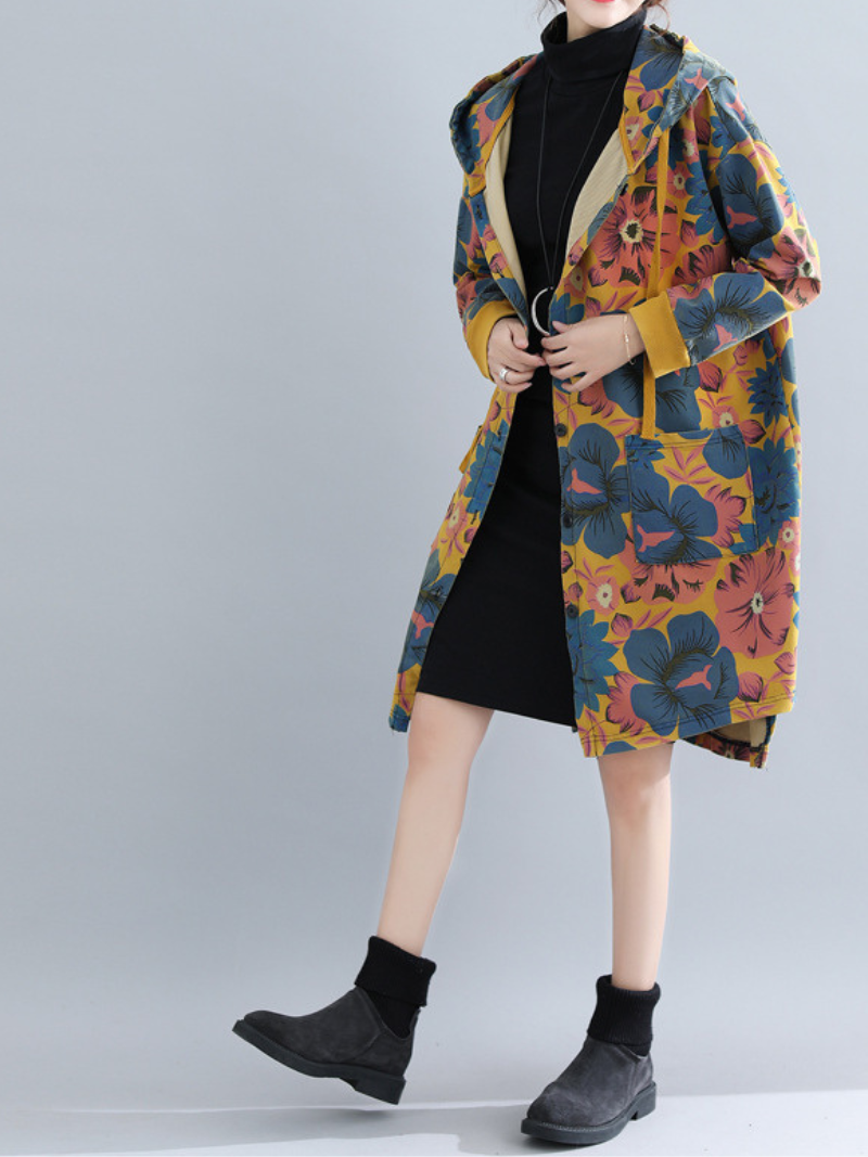 Les femmes portent tous les jours une veste imprimée à capuche légère