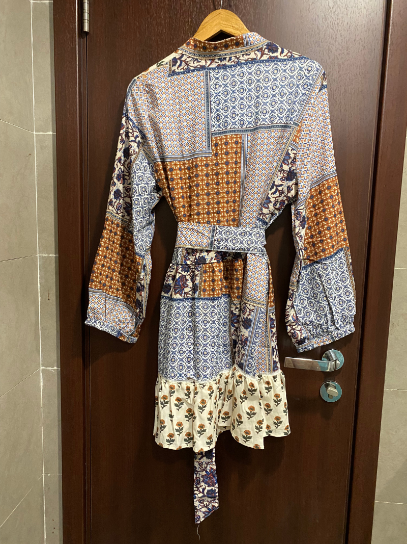 Robe de chemise ceinturée des fleurs de plante de plante d'occasion