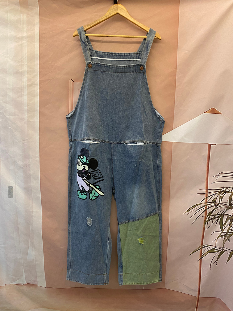 Ma bande dessinée de denim de cœur battant dans l'ensemble dungaree