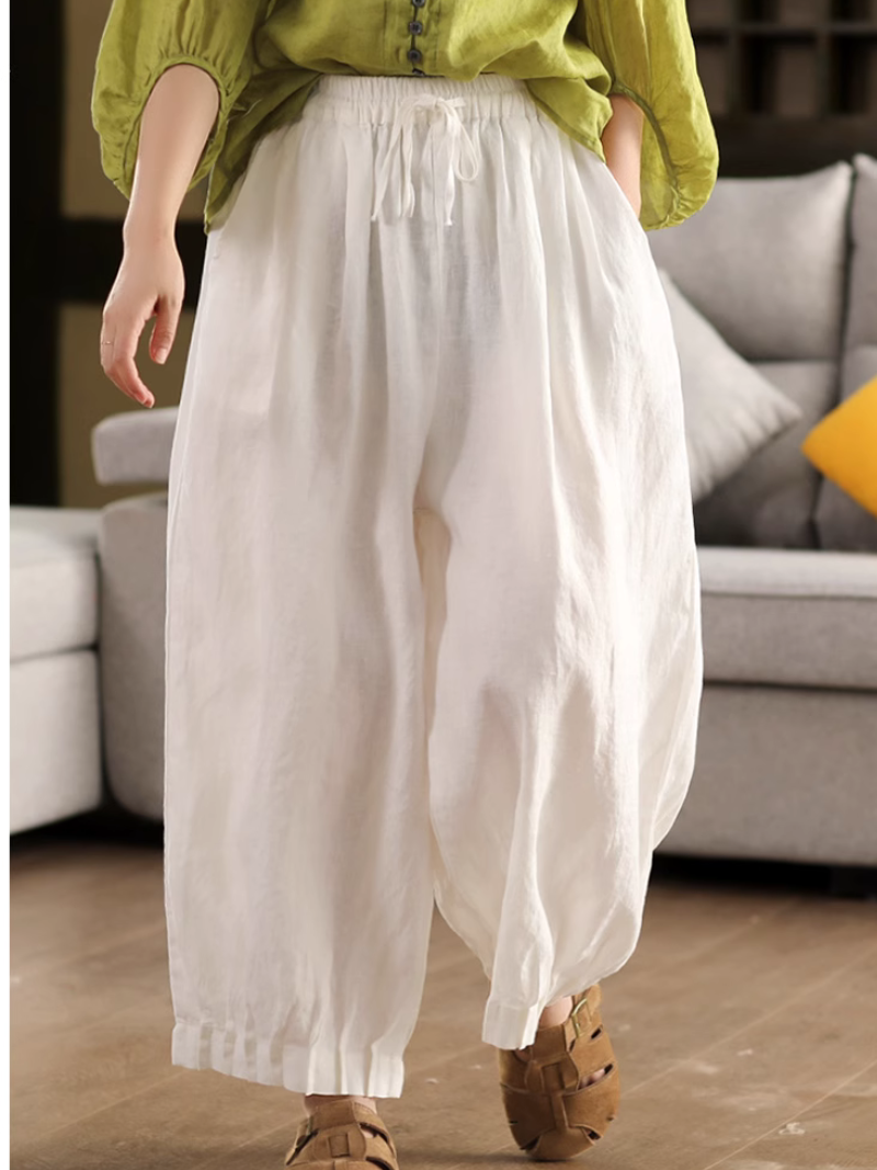 Style artistique des femmes et fond de couleur unie cool