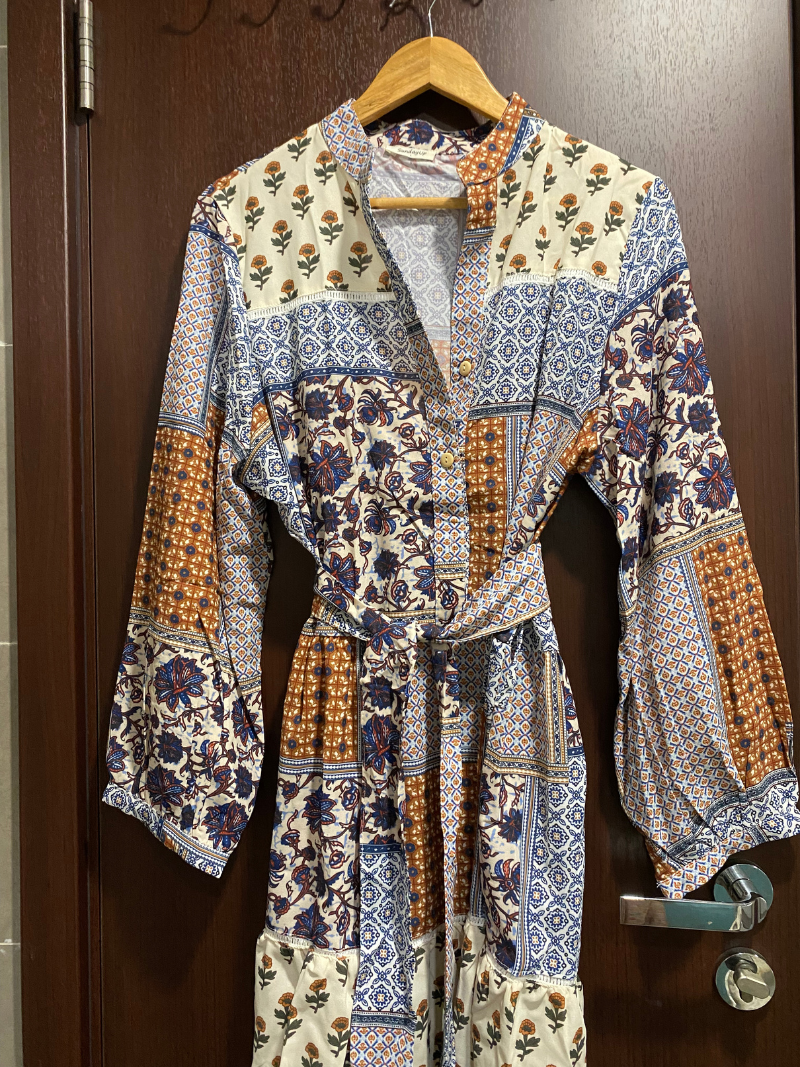 Robe de chemise ceinturée des fleurs de plante de plante d'occasion