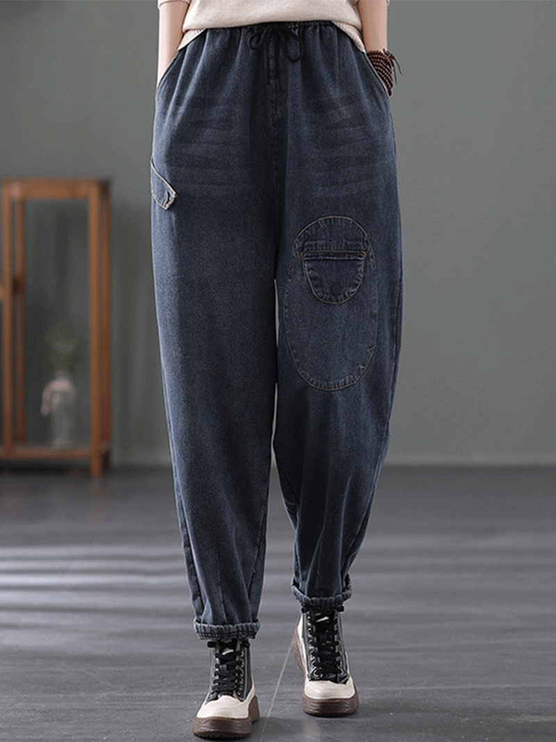 Antenda as mulheres da calça do jeans de jeans