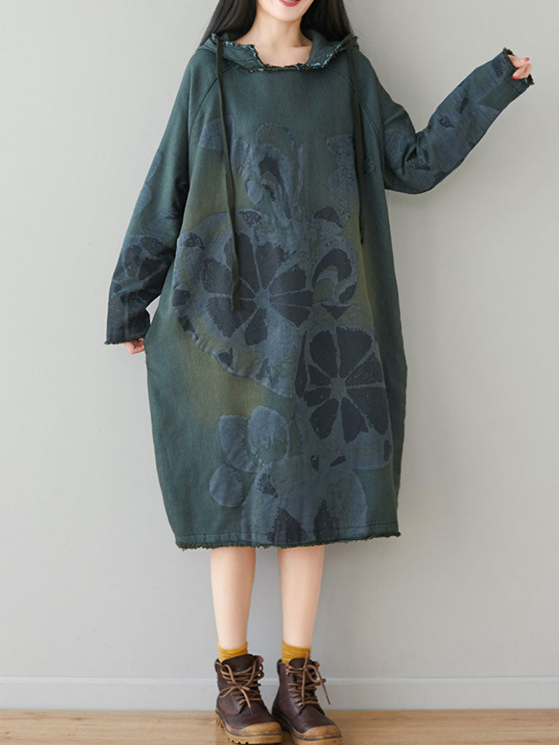 Um velho vestido com capuz