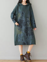 Um velho vestido com capuz