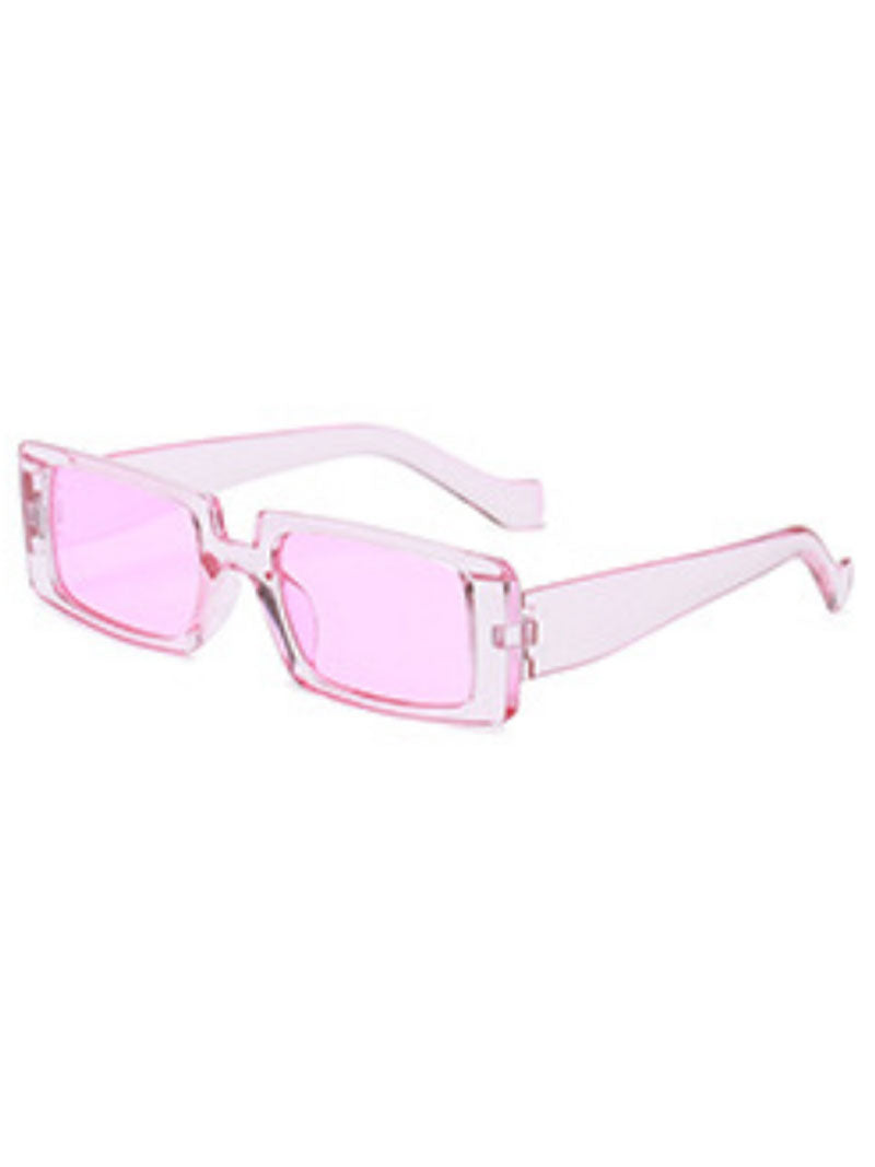 Avec des lunettes de soleil d'amour