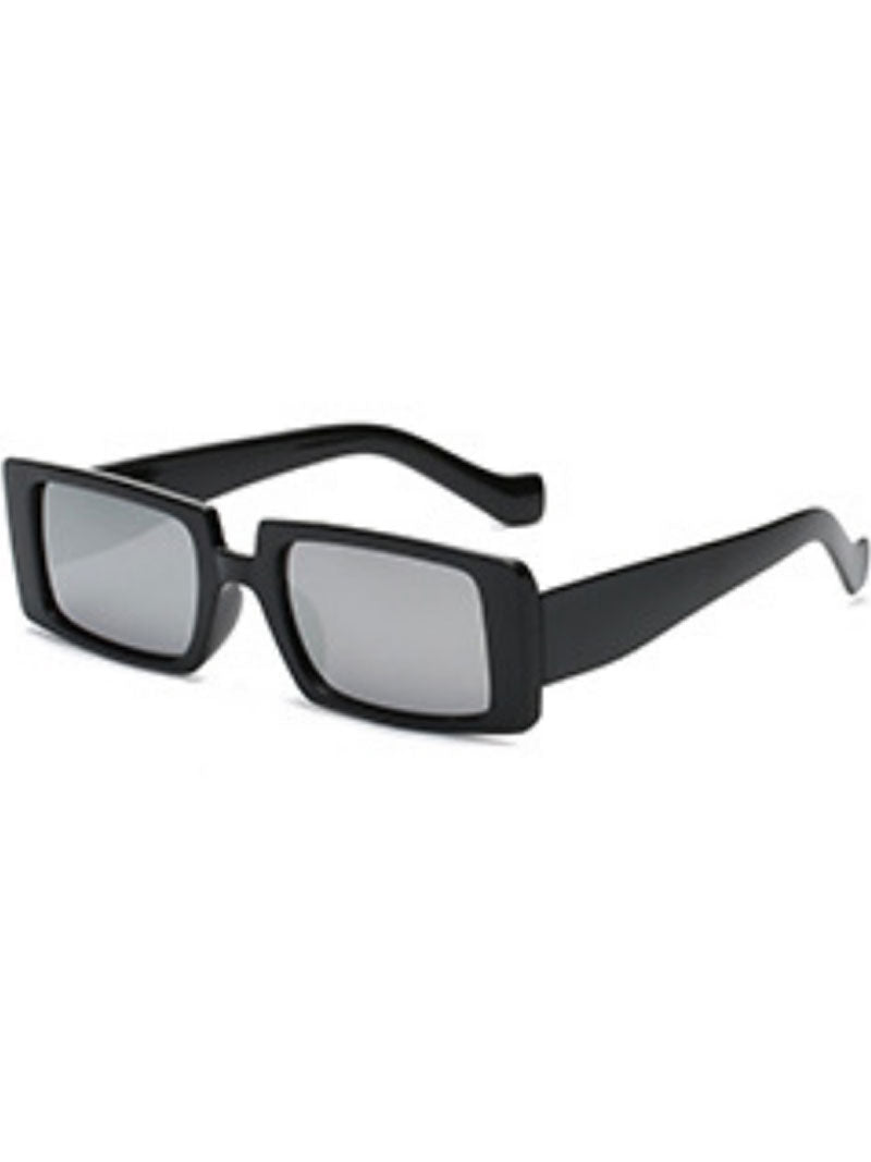 Avec des lunettes de soleil d'amour