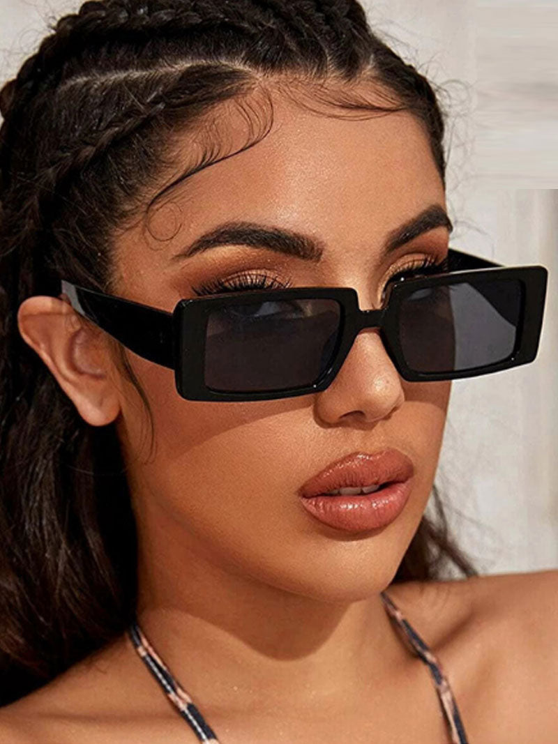 Avec des lunettes de soleil d'amour