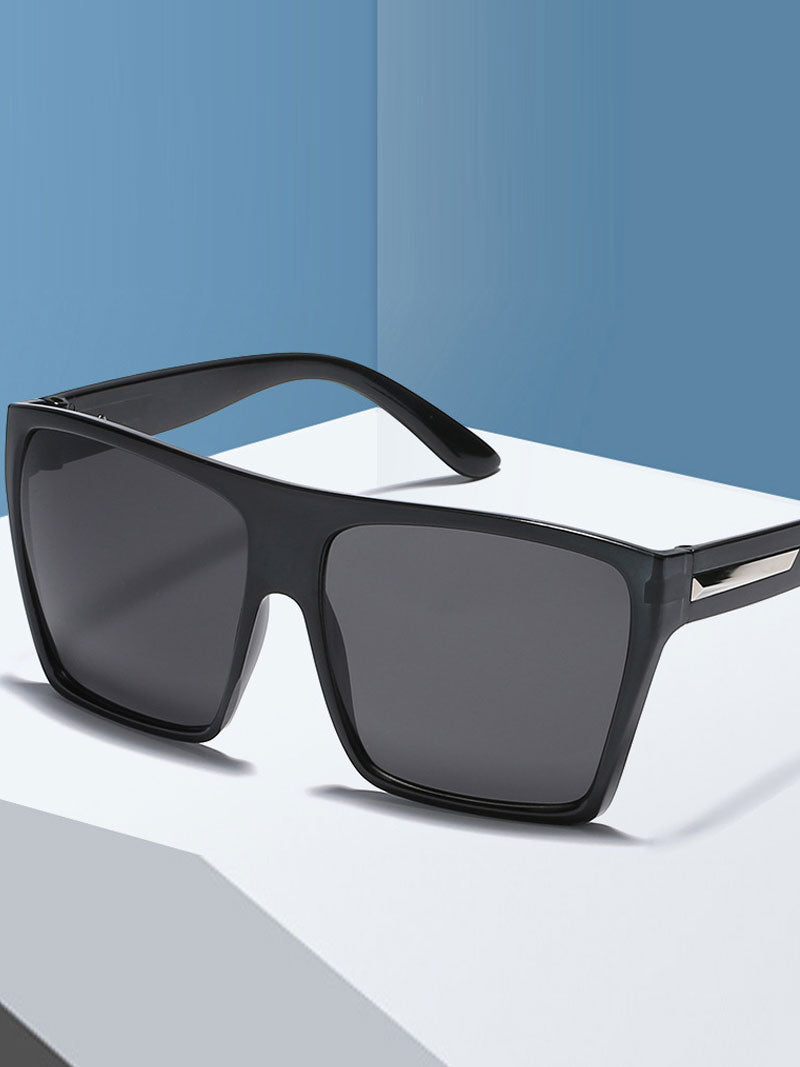 Ici je suis des lunettes de soleil