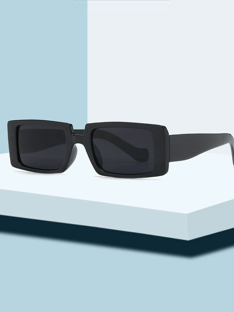 Avec des lunettes de soleil d'amour