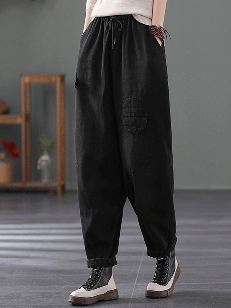 Antenda as mulheres da calça do jeans de jeans