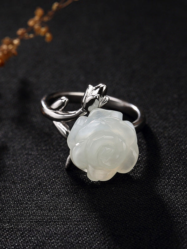 Tu m'assourdissais les anneaux de fleurs blanches