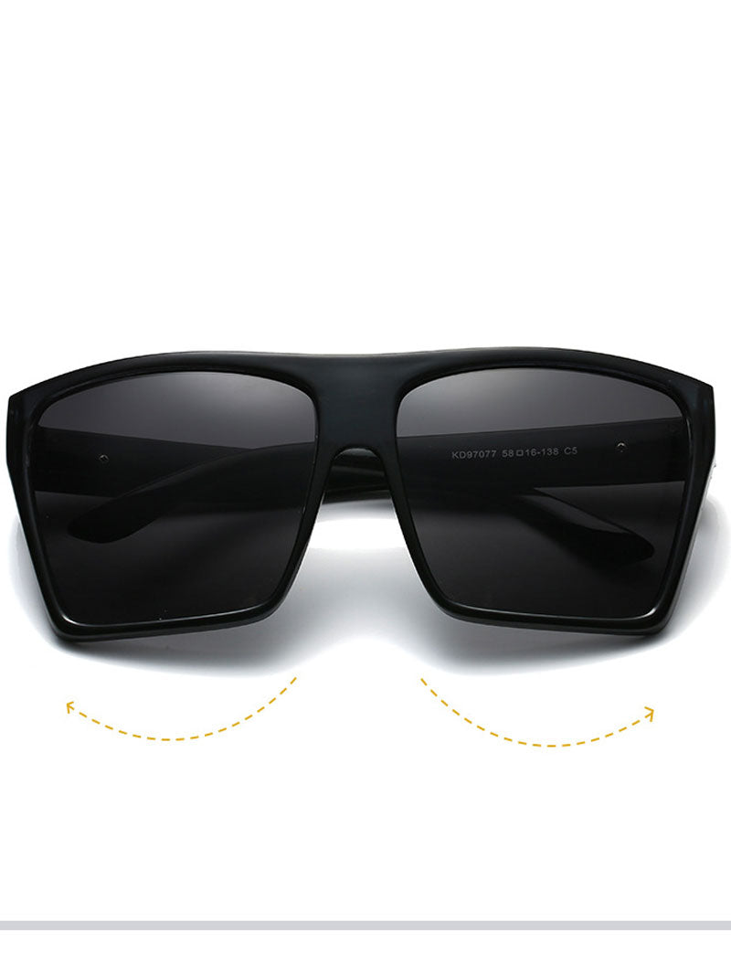 Ici je suis des lunettes de soleil